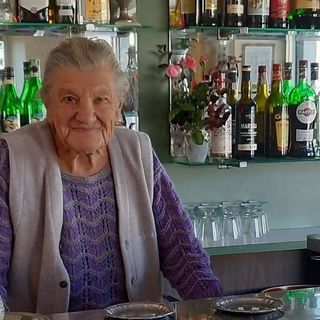Anna, 101 anni e sempre dietro il bancone: il suo volto splenderà a San Siro per le Olimpiadi