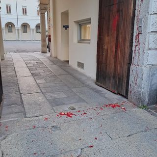 Vernice rossa sul municipio di Busto