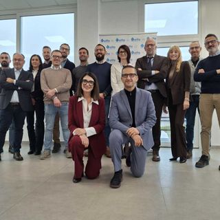 Foto di gruppo, a Sant Antonino, a sottolineare il lavoro di squadra in Alfa