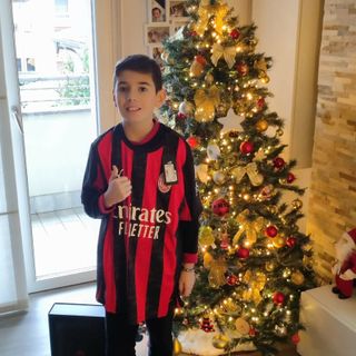 Riccardo, questa mattina, con la maglia di Pulisic