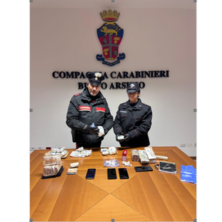 Spacciava droga nella zona di Busto: la cocaina e l'hashish nascosti in un doppiofondo dell'auto e in cassaforte