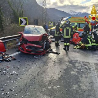 Terribile frontale a Crodo, due persone ferite. Sul posto anche un'eliambulanza
