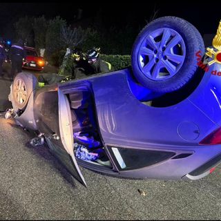 L'auto ribaltata a Orino