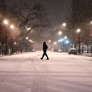 La super tempesta investe New York, neve record e incubo ghiaccio
