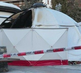 Il gazebo del memoriale di Crans Montana danneggiato dall'incendio (foto tratta da Vconews.it)