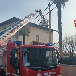 L'intervento dei vigili del fuoco a Sangiano