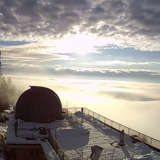 Il primo sole di questo sabato visto dalle webcam al Campo dei Fiori del Centro Geofisico Prealpino