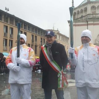 Fiamma olimpica a Busto: «Evento epocale. Vedere i bambini felici è la cosa più bella per un sindaco»