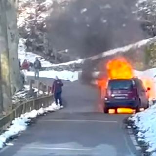 Le immagini dell'incendio in un video (da Facebook)