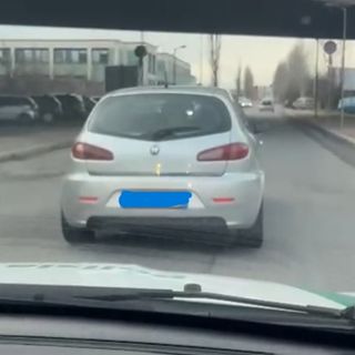 Il mezzo in fuga, inquadrato dall auto della Polizia Locale Il mezzo in fuga, inquadrato dall auto della Polizia Locale