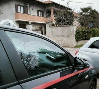 I carabinieri davanti all'abitazione