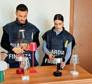 La Finanza sequestra 6.500 oggetti di design contraffatti in tutta Italia: 14 denunce. Coinvolta anche la provincia di Varese