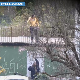 Spaccio con "lancio" della droga dal terrazzo. Due pusher arrestati dalla polizia