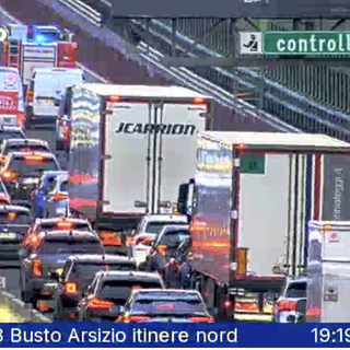 Le code e i mezzi dei vigili del fuoco visti dalle webcam di Autostrade per l'Italia Le code e i mezzi dei vigili del fuoco visti dalle webcam di Autostrade per l'Italia