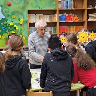 Una bellissima immagine di Ermanno Bazzani con i bimbi chini sui francobolli con lui Una bellissima immagine di Ermanno Bazzani con i bimbi chini sui francobolli con lui