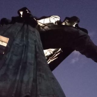 Arona, il San Carlone apre alle visite serali. Il 31 agosto concerto dedicato a De André ai piedi della statua