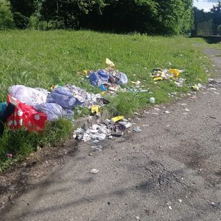 Cassoni per abiti usati rimossi e responsabili di abbandono di rifiuti individuati a Gallarate