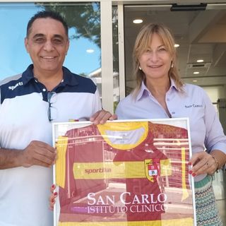 Giuseppe Abenante consegna la maglia, incorniciata, della promozione a Sara Tosi Giuseppe Abenante consegna la maglia, incorniciata, della promozione a Sara Tosi