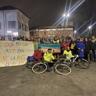 VIDEO E FOTO. La Valle Olona cammina nella notte per la pace: «Siamo accanto a chi vive nel buio della guerra»