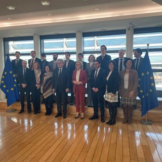 La delegazione varesina nella sede di Confindustria Bruxelles. Sotto, la Vicepresidente di Confindustria Varese, Claudia Mona, con i Commissari europei Breton e McGuinness