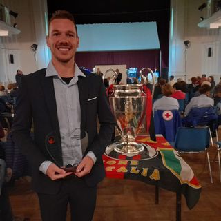 Davide Castiglioni, milanista doc 2023, con la targa e accanto alla coppa arrivata grazie all'Associazione Italiana Milan Club