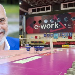 L'e-work Arena di Busto (foto ufficiale Uyba) ospiterà il primo ministro albanese Edi Rama (foto dalla sua pagina Facebook)