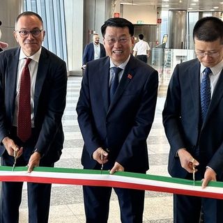 La foto del taglio del nastro