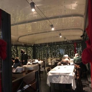 L'interno del ristorante Grotta Azzurra, con l'allestimento del periodo natalizio