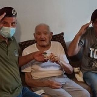 Al centro, Luigi Cassinotti. L'omaggio al reduce in occasione dei suoi cent'anni