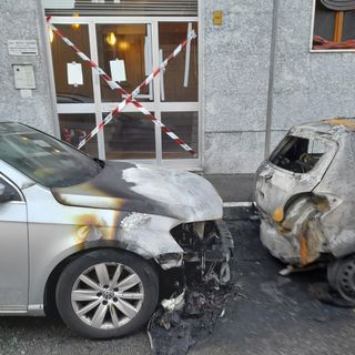 Veicoli in fiamme a Busto, la notte da incubo dei condomini: «Ci siamo svegliati con il fumo in casa» Veicoli in fiamme a Busto, la notte da incubo dei condomini: «Ci siamo svegliati con il fumo in casa»