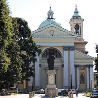 Cerca di uccidersi in mezzo alla strada: la salvano il comandante della polizia locale e altri due dipendenti comunali