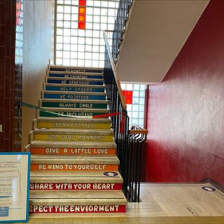 Lonate Pozzolo, alla scuola media Carminati arriva la “scala della gentilezza”. L’emozione degli studenti: «Una grande gioia»