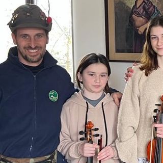 La consegna dei violini a Cristina e Giuliana