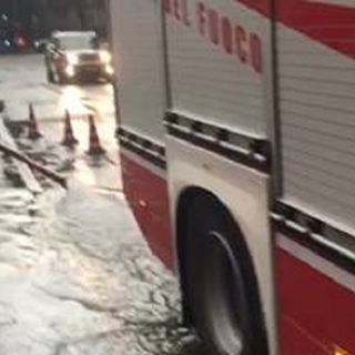 Bomba d'acqua sul Legnanese: sottopassi allagati, cede la strada in via Ponzella a Legnano