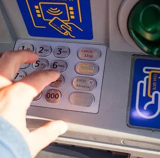 Problemi con bancomat e carte: «Servizi in parte riattivati, ma permangono malfunzionamenti» Problemi con bancomat e carte: «Servizi in parte riattivati, ma permangono malfunzionamenti»