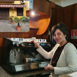 Antonella De Filippo all'interno del bar ormai chiuso