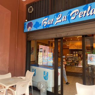 Il bar si prepara all'inaugurazione