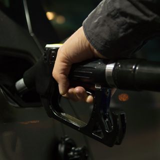 Caro carburante, il decalogo per combatterlo e risparmiare