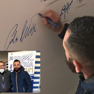 Calzi mentre firma il muro al Pro Patria Museum e in altri momenti compresa uno da ragazzino con Marco Parolo