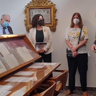 Il professor Bertolli illustra la mostra - foto per cortesia della vicesindaco Maffioli