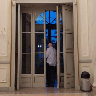 Fiamme in consiglio a Castellanza: Caputo abbandona l'aula