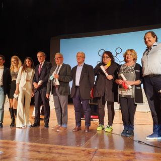 Candidati e organizzatori sul palco del teatro Sociale-Cajelli