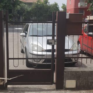 Auto davanti al cancello, la protesta dei residenti di viale Don Minzoni: «Serve una soluzione»