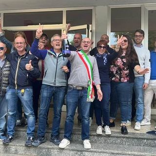 La festa di Emilio Aliverti e della sua squadra (foto dal profilo Facebook del sindaco)