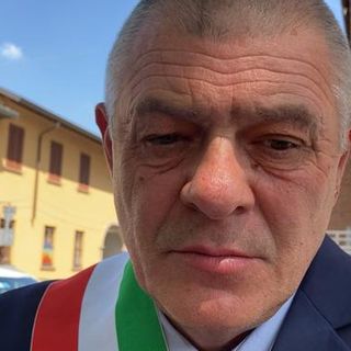 Il sindaco Puricelli fuori dalla chiesa