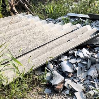 VIDEO. Quattro passi in campagna tra i rifiuti: eternit, pneumatici, vasche e anche un'auto