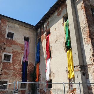 L'installazione artistica ancora in fase di completamento