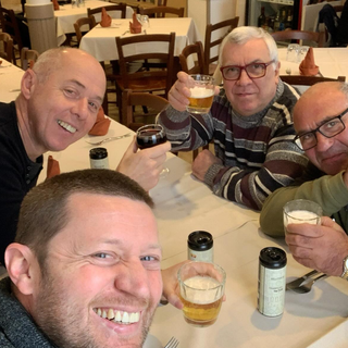 Sant'Anna, un gruppo tira l'altro. Così il villaggio unisce i talenti (e le generazioni) per fare del bene