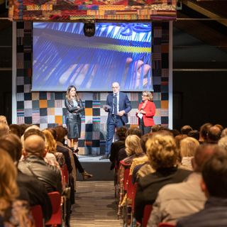 Claudia Mazzetti, Angelo Crespi ed Emma Zanella con il pubblico che ha gremito la sala degli arazzi