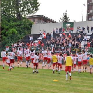 L'abbraccio del pubblico alla squadra a Casale (Foto Ezio Macchi)